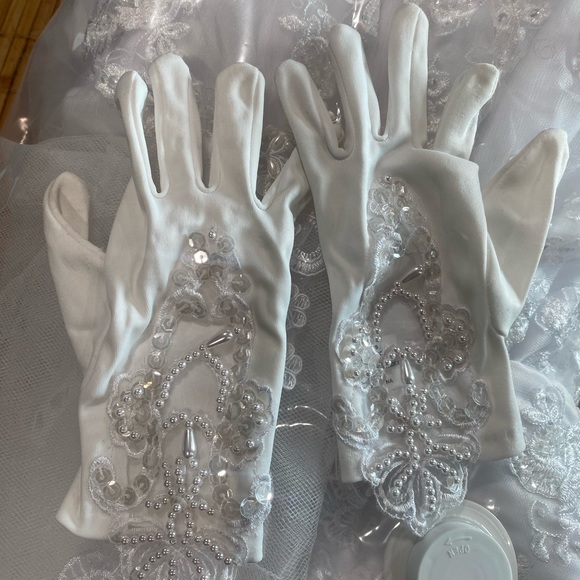 SPARKLE SEQUINS AND FLORAL LACE DESIGN Dress-Veil-Gloves. Dress is flowing - Picture 9 of 16